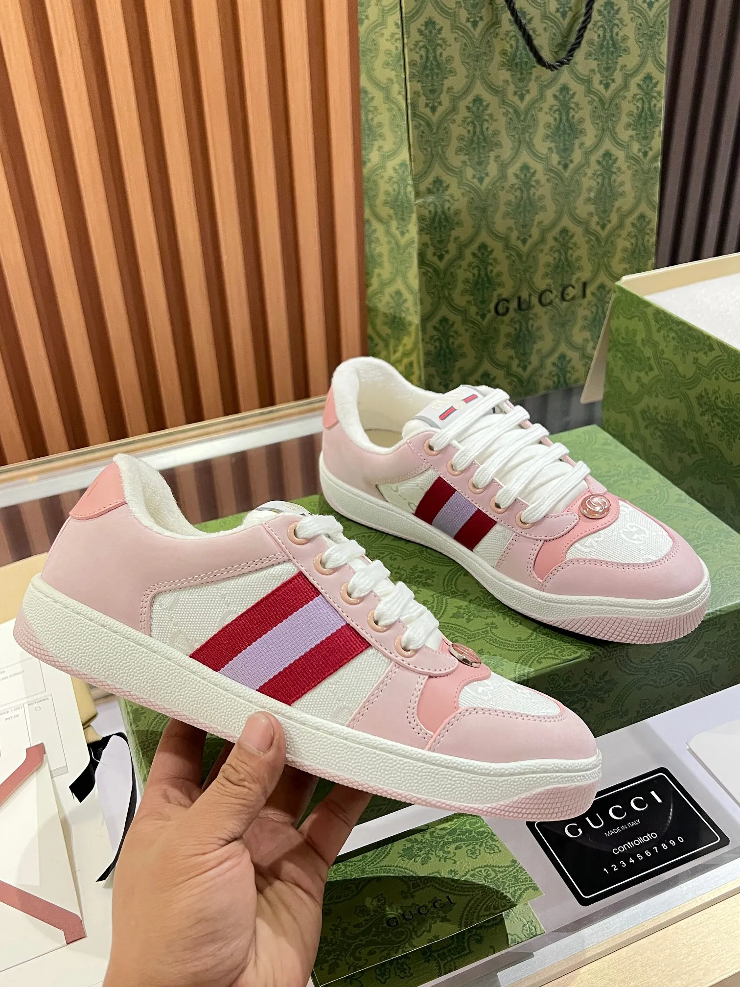 👟👟Ex-factory price 540👟👟 ⚡️Gucci Dirty Shoes Top factory quality, impeccable at the counter, the comfort is incredible. Retro distressed elements, washed retro logo on the tongue, metal double LOGO, 99% recognizable, full of Gucci elements; terry cloth lining, cowhide foot pads and 3mm latex are much more comfortable than real leather shoes. Environmentally friendly TPU wear-resistant outsole, soft and elastic. The inside of the tongue is made of imported elastic bands, which have great tension and won't strangle your feet. I don't develop the shoes without the original version. Only by getting the original version can the shoes be accurate and beat the market version instantly. Every stitch and every stitch is very tight and full. The debugging process is the most painstaking and requires no less than a hundred modifications before it is adjusted to the perfect state so that it can be worn comfortably by all foot types! Size 35-40 women’s model)